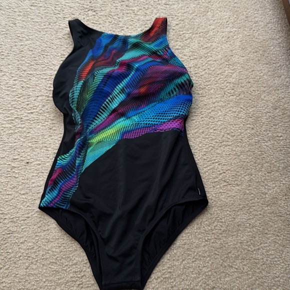 2 full coverage swimsuits - Picture 2 of 9